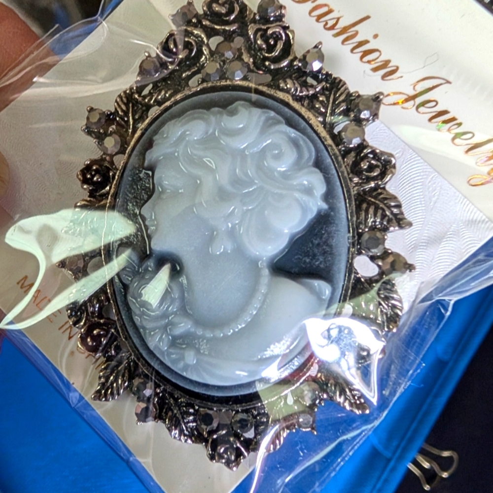 A534     🔥 5 For $35 🔥   Three New Celluloid Cameo Brooches - Picture 4 of 4